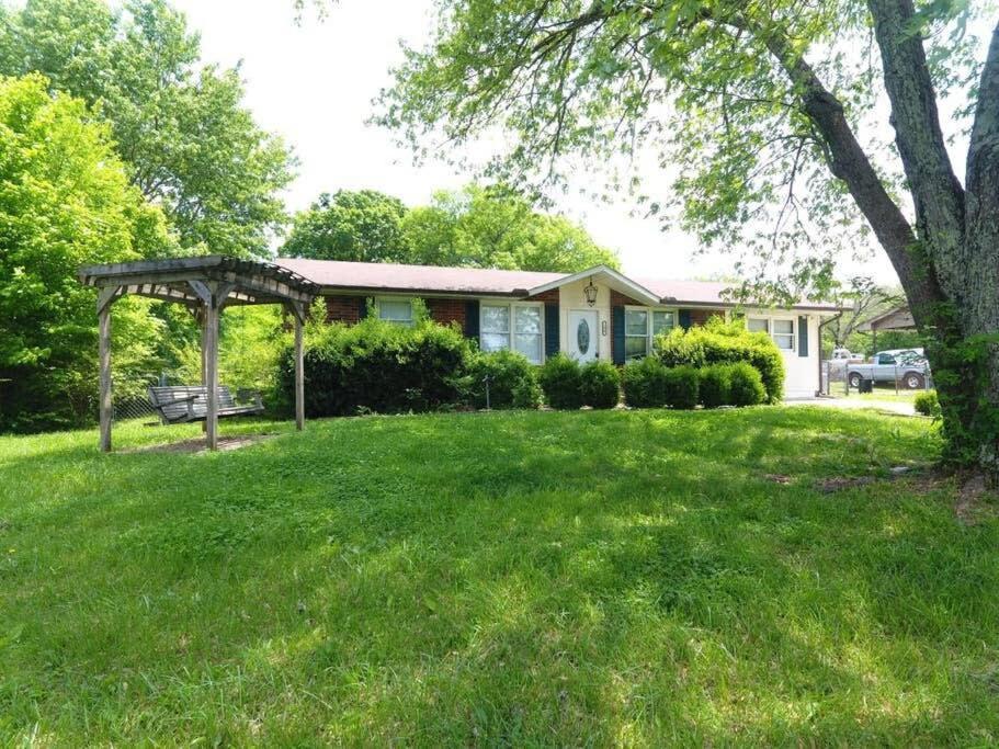 Center Of Hendersonville With A Fenced Backyard Exterior photo