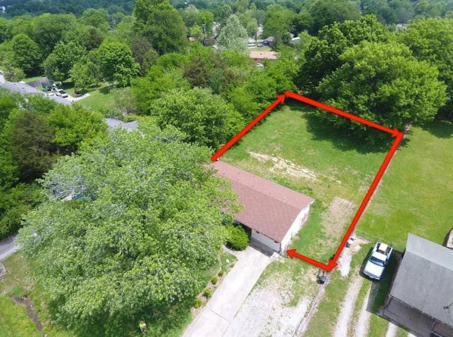 Center Of Hendersonville With A Fenced Backyard Exterior photo