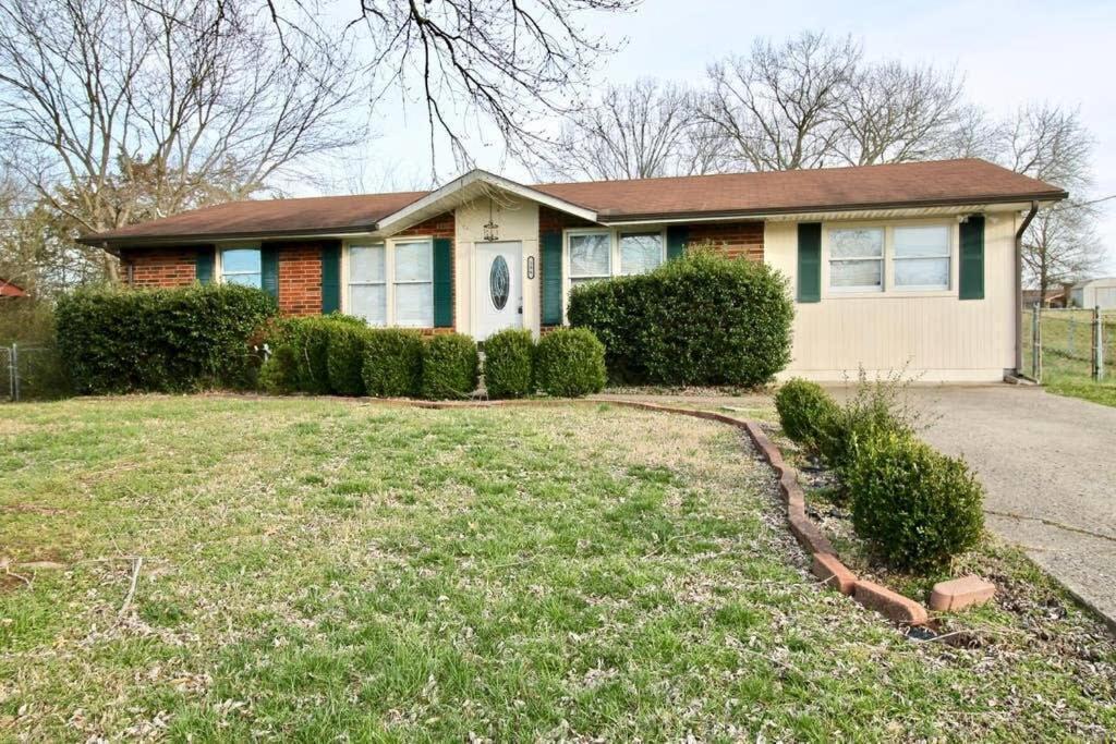 Center Of Hendersonville With A Fenced Backyard Exterior photo